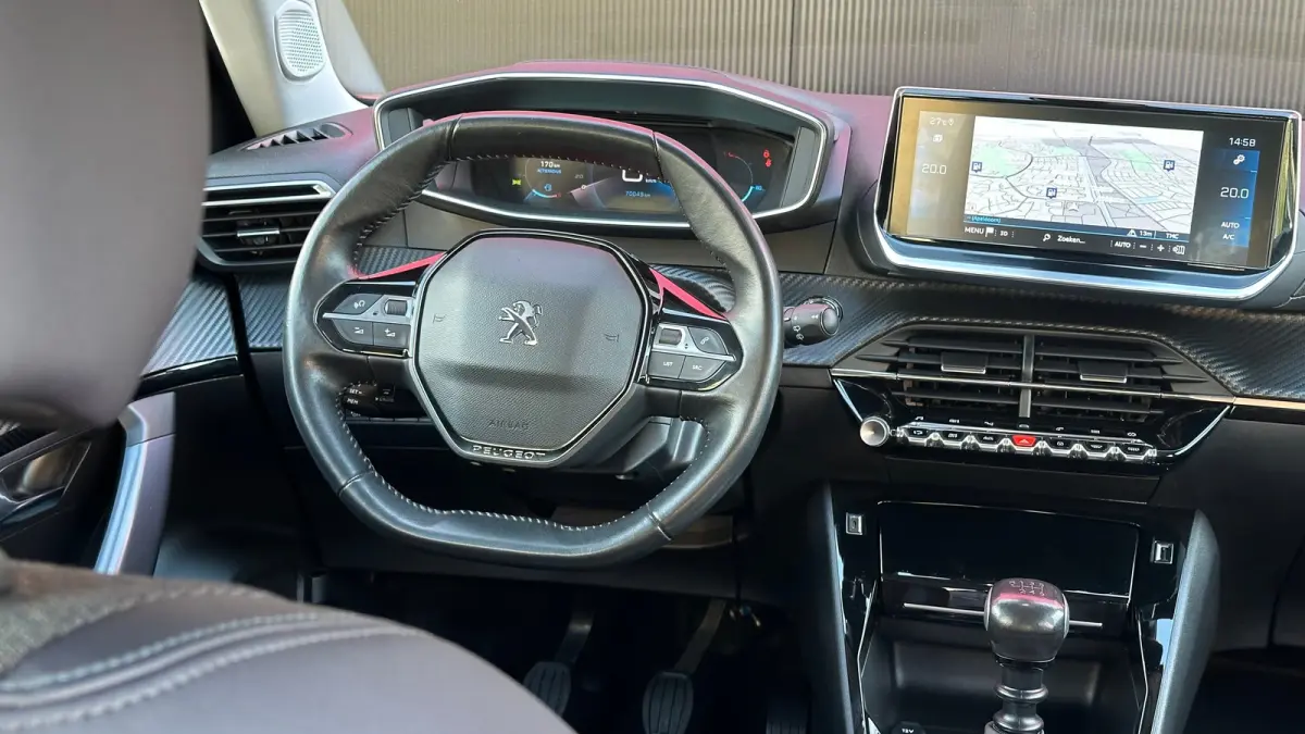 1.2 PureTech Allure | Apple Carplay / Android Auto | Trekhaak | Navigatie | Parkeersensoren | Achteruitrij Camera | | Achterbank in delen neerklapbaar | Achteruitrijcamera | Airco (automatis