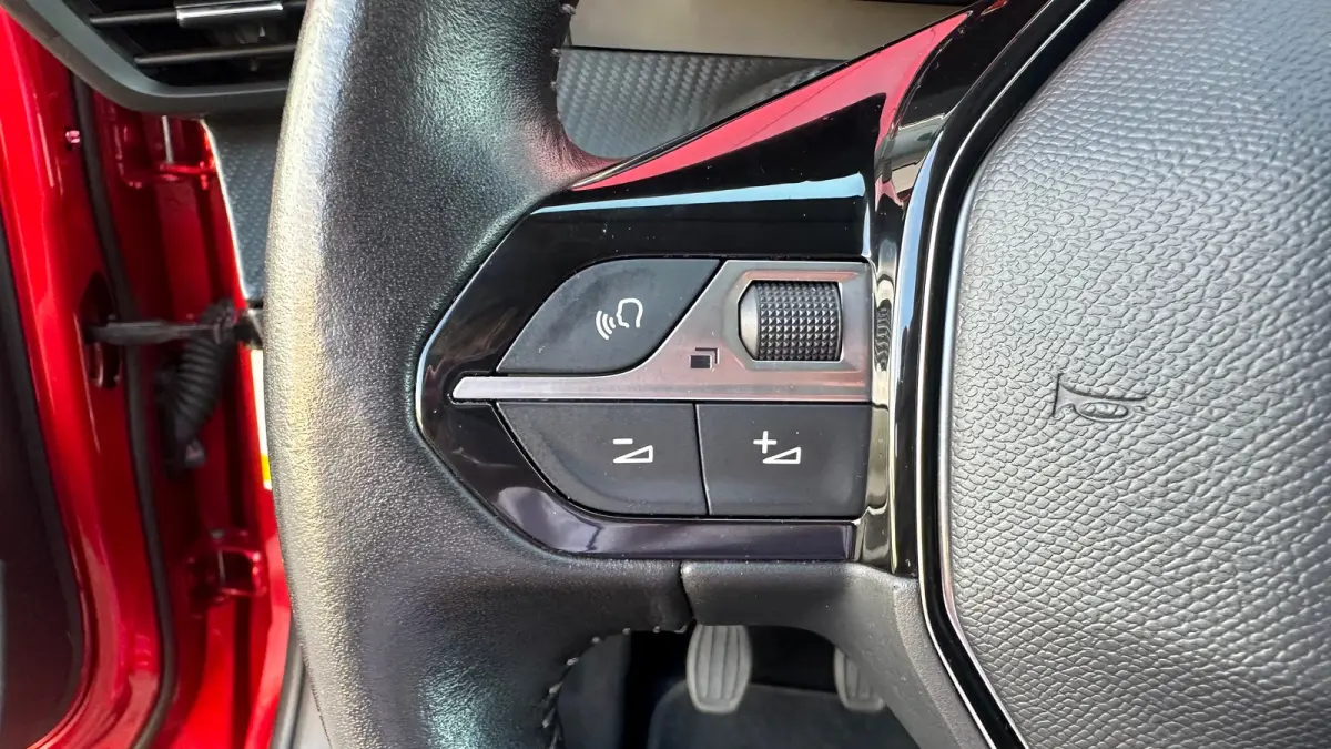 1.2 PureTech Allure | Apple Carplay / Android Auto | Trekhaak | Navigatie | Parkeersensoren | Achteruitrij Camera | | Achterbank in delen neerklapbaar | Achteruitrijcamera | Airco (automatis