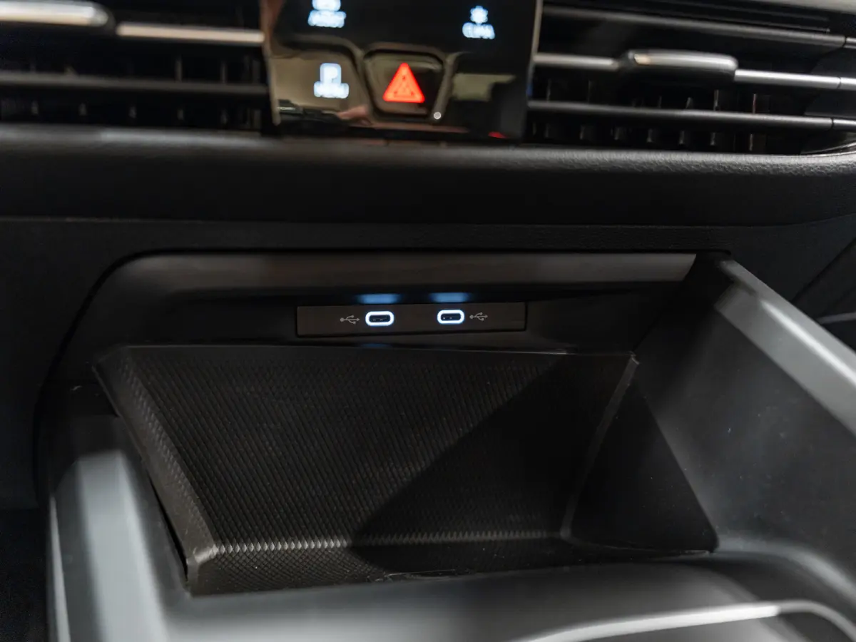 1.0 eTSI DSG Life Business, Apple Carplay, Android Auto, ACC, Ambiënte Light, Camera, PDC, Volledig onderhouden