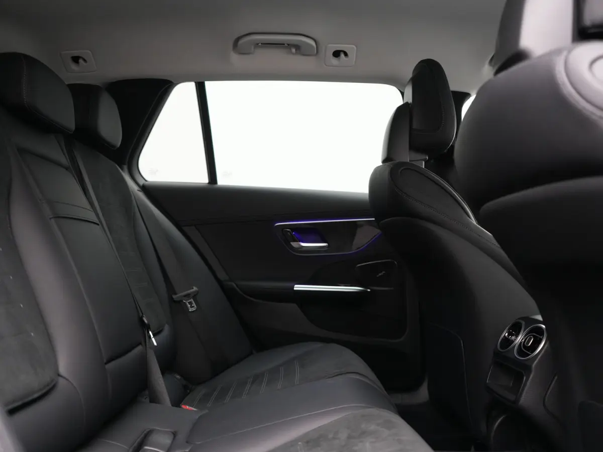 300 e AMG Line PHEV 313pk Dealer O.H | Trekhaak Af Fabriek | Adaptive Cruise | Camera | Digital Light | Alcantara Sportstoelen Memory & Verwarmd | Keyless | Sfeerverlichting | Apple Carplay 