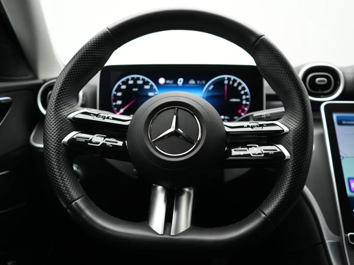 300 e AMG Line PHEV 313pk Dealer O.H | Trekhaak Af Fabriek | Adaptive Cruise | Camera | Digital Light | Alcantara Sportstoelen Memory & Verwarmd | Keyless | Sfeerverlichting | Apple Carplay 