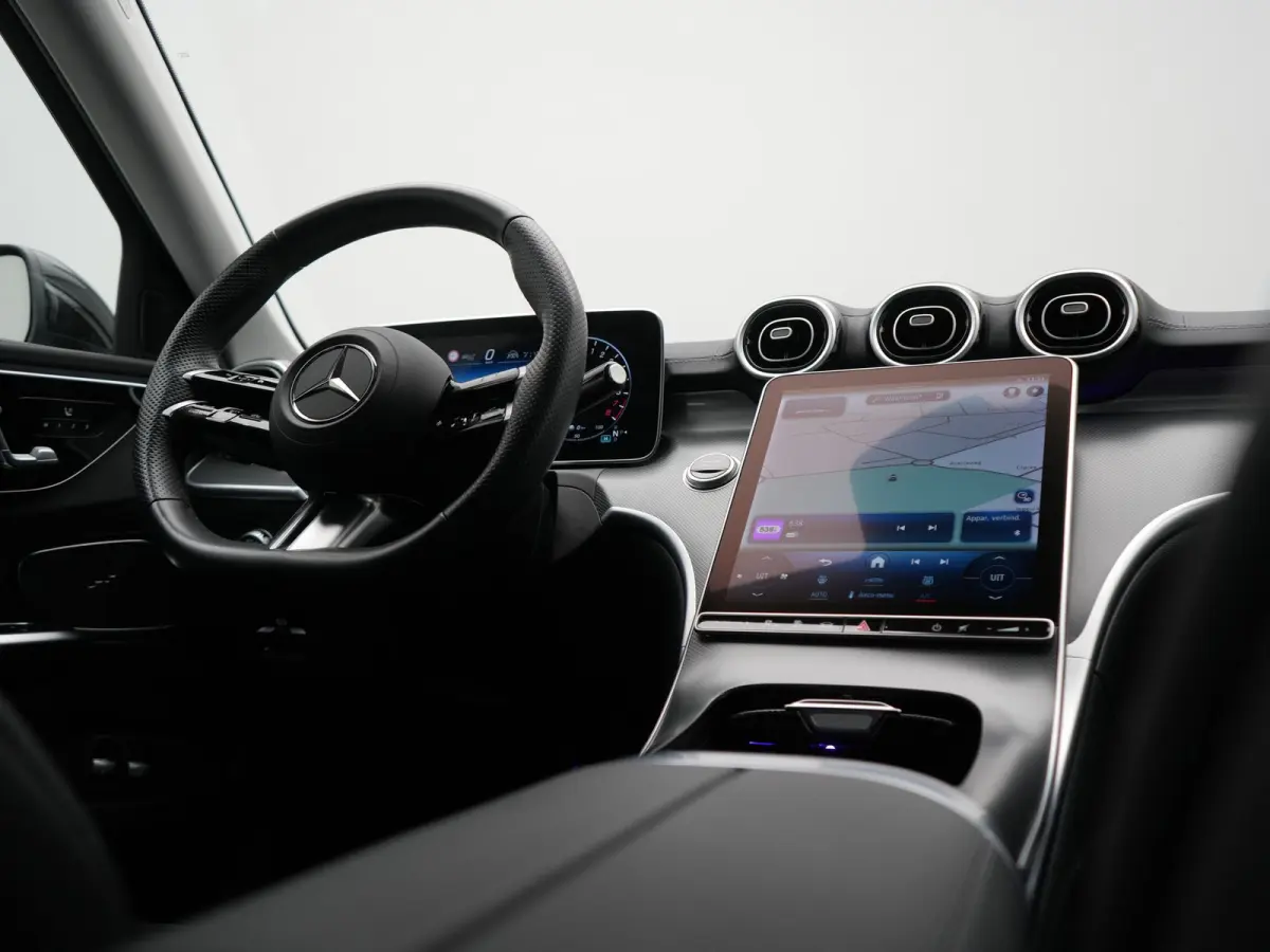 300 e AMG Line PHEV 313pk Dealer O.H | Trekhaak Af Fabriek | Adaptive Cruise | Camera | Digital Light | Alcantara Sportstoelen Memory & Verwarmd | Keyless | Sfeerverlichting | Apple Carplay 