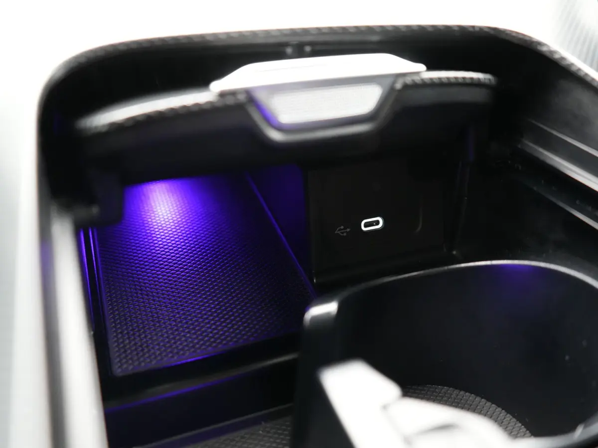 300 e AMG Line PHEV 313pk Dealer O.H | Trekhaak Af Fabriek | Adaptive Cruise | Camera | Digital Light | Alcantara Sportstoelen Memory & Verwarmd | Keyless | Sfeerverlichting | Apple Carplay 