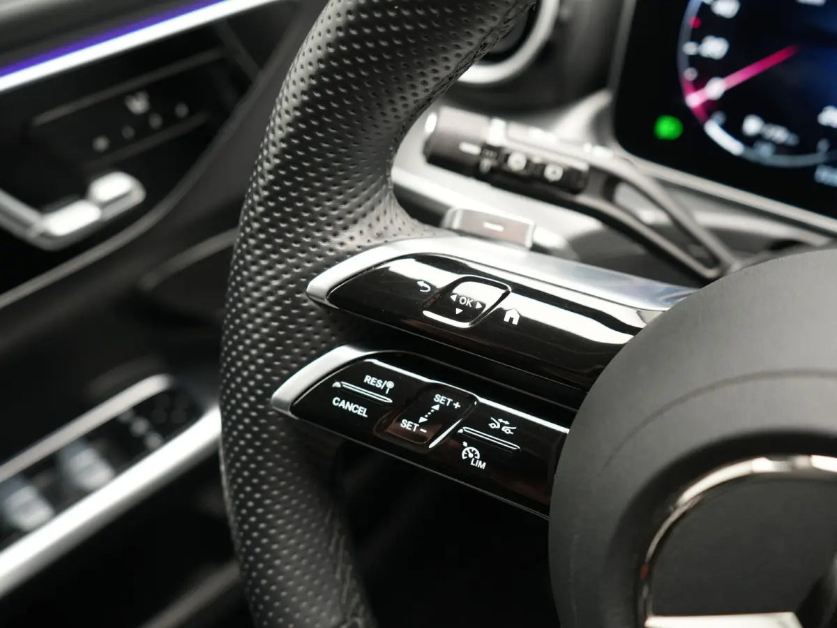300 e AMG Line PHEV 313pk Dealer O.H | Trekhaak Af Fabriek | Adaptive Cruise | Camera | Digital Light | Alcantara Sportstoelen Memory & Verwarmd | Keyless | Sfeerverlichting | Apple Carplay 