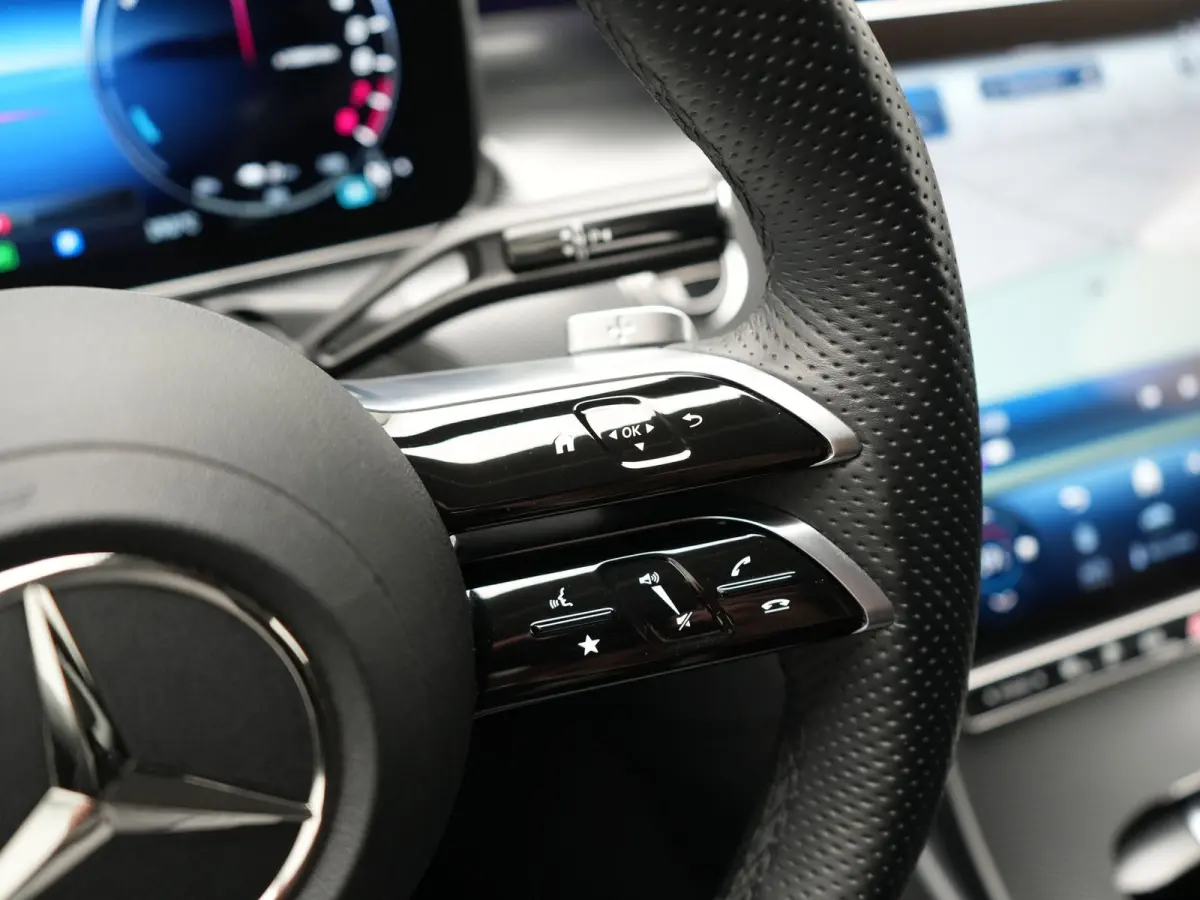 300 e AMG Line PHEV 313pk Dealer O.H | Trekhaak Af Fabriek | Adaptive Cruise | Camera | Digital Light | Alcantara Sportstoelen Memory & Verwarmd | Keyless | Sfeerverlichting | Apple Carplay 