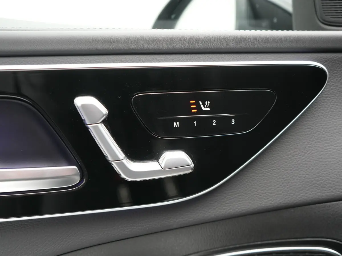 300 e AMG Line PHEV 313pk Dealer O.H | Trekhaak Af Fabriek | Adaptive Cruise | Camera | Digital Light | Alcantara Sportstoelen Memory & Verwarmd | Keyless | Sfeerverlichting | Apple Carplay 