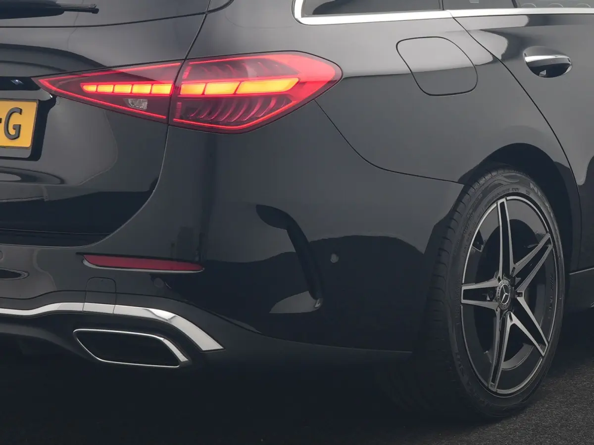300 e AMG Line PHEV 313pk Dealer O.H | Trekhaak Af Fabriek | Adaptive Cruise | Camera | Digital Light | Alcantara Sportstoelen Memory & Verwarmd | Keyless | Sfeerverlichting | Apple Carplay 