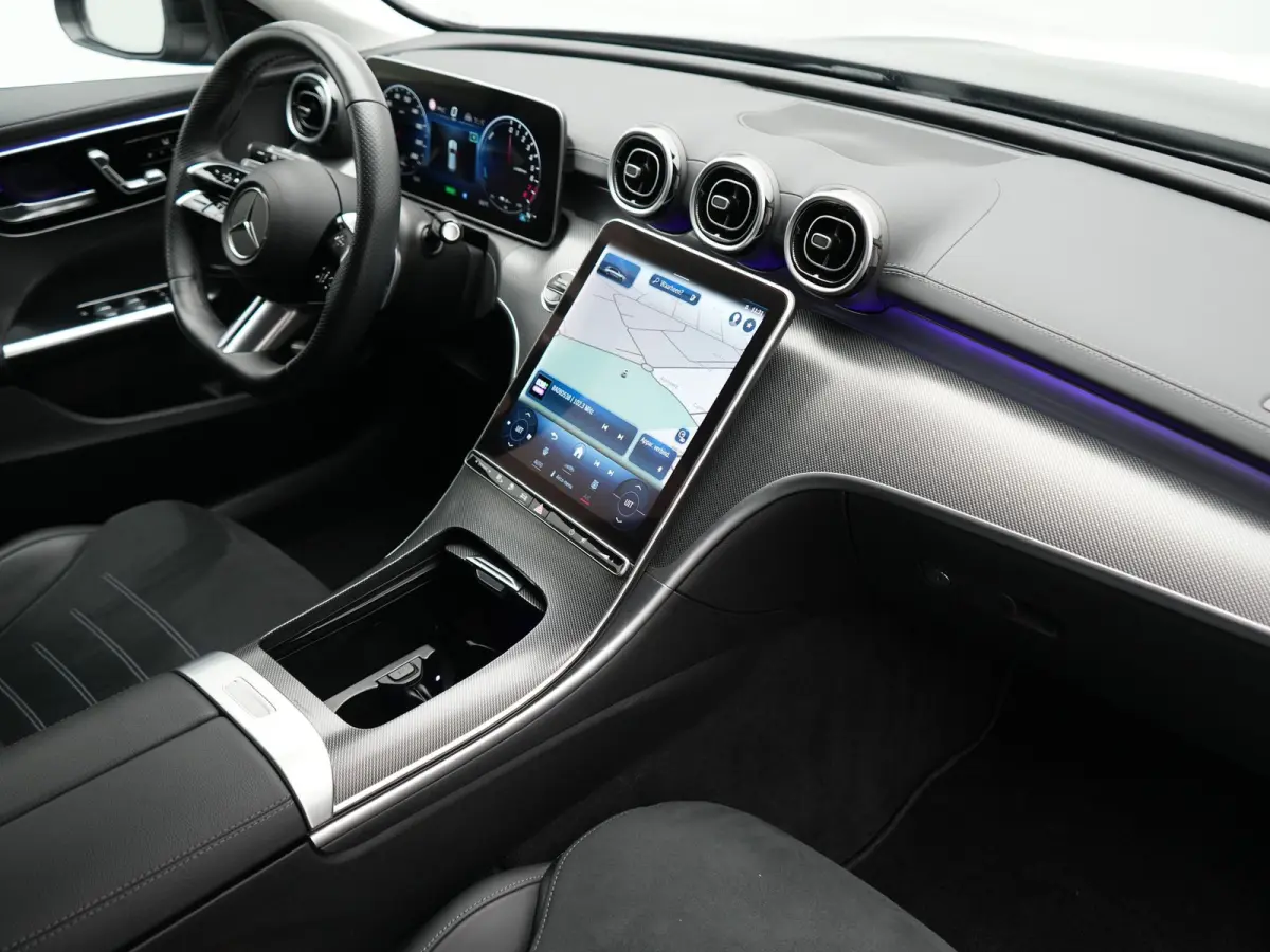 300 e AMG Line PHEV 313pk Dealer O.H | Trekhaak Af Fabriek | Adaptive Cruise | Camera | Digital Light | Alcantara Sportstoelen Memory & Verwarmd | Keyless | Sfeerverlichting | Apple Carplay 
