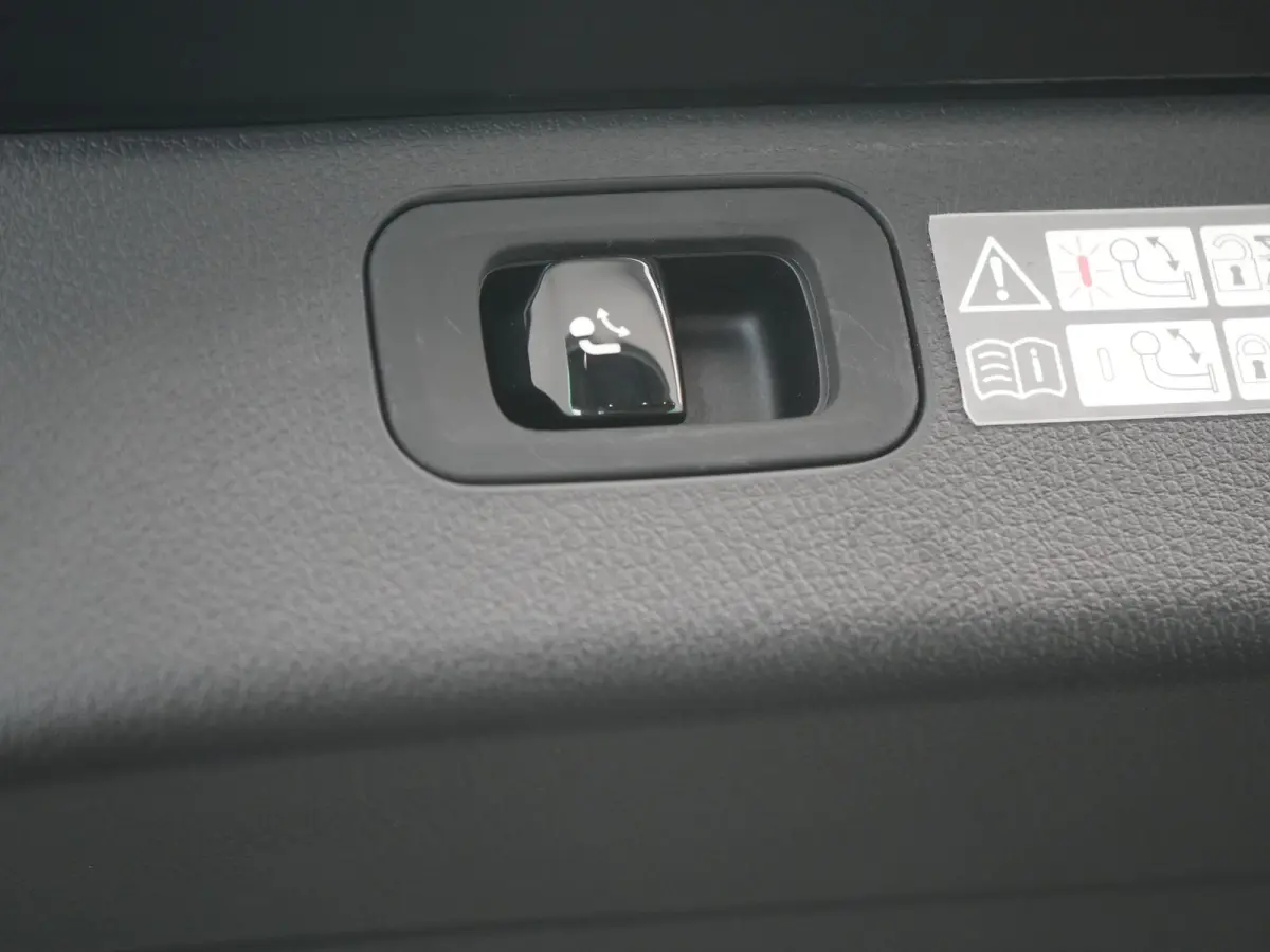 300 e AMG Line PHEV 313pk Dealer O.H | Trekhaak Af Fabriek | Adaptive Cruise | Camera | Digital Light | Alcantara Sportstoelen Memory & Verwarmd | Keyless | Sfeerverlichting | Apple Carplay 