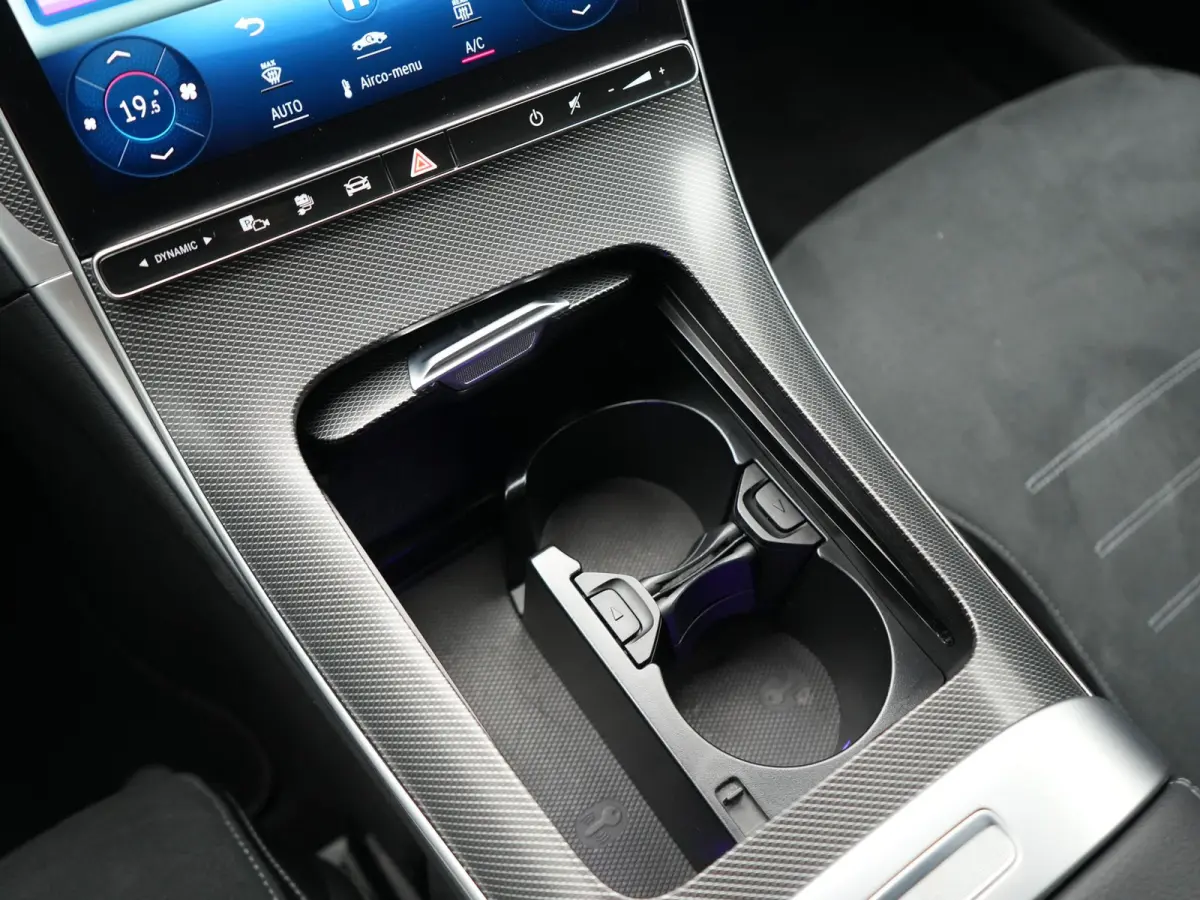 300 e AMG Line PHEV 313pk Dealer O.H | Trekhaak Af Fabriek | Adaptive Cruise | Camera | Digital Light | Alcantara Sportstoelen Memory & Verwarmd | Keyless | Sfeerverlichting | Apple Carplay 