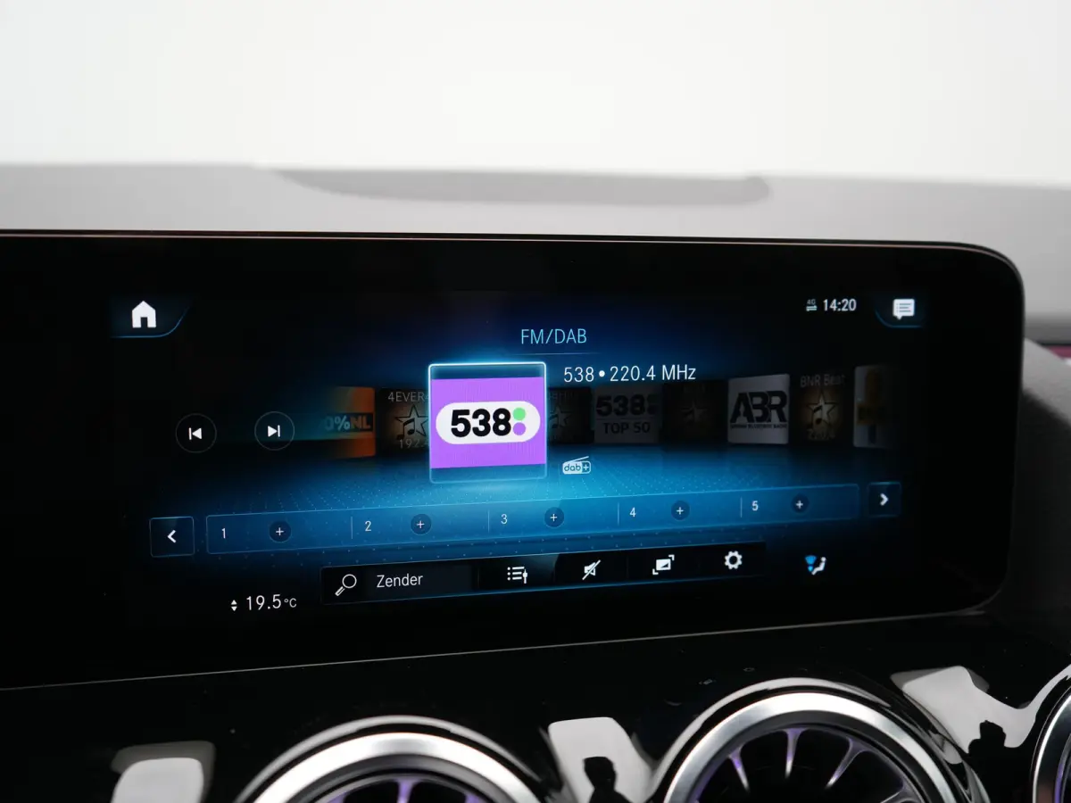250 Luxury Line 67 kWh 190pk Dealer O.H | Adaptive Cruise | Camera | Apple Carplay | Sportstoelen Verwarmd | Blis | Sfeerverlichting | DAB |  Navigatie | Virtual | 18"L.M