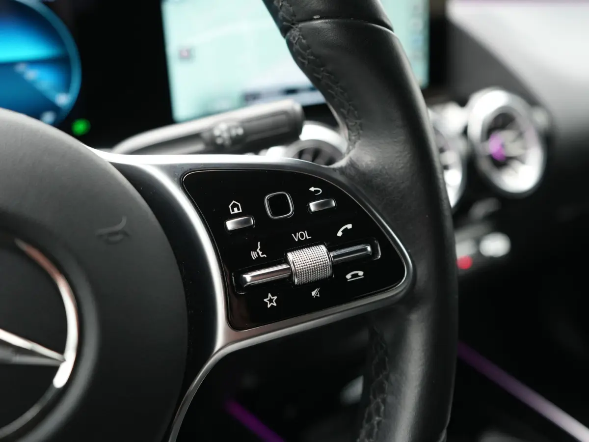 250 Luxury Line 67 kWh 190pk Dealer O.H | Adaptive Cruise | Camera | Apple Carplay | Sportstoelen Verwarmd | Blis | Sfeerverlichting | DAB |  Navigatie | Virtual | 18"L.M