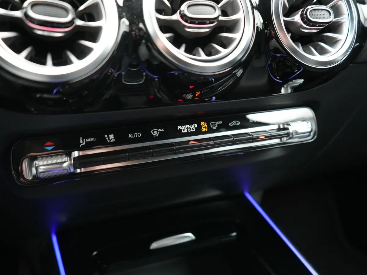 250 Luxury Line 67 kWh 190pk Dealer O.H | Adaptive Cruise | Camera | Apple Carplay | Sportstoelen Verwarmd | Blis | Sfeerverlichting | DAB |  Navigatie | Virtual | 18"L.M