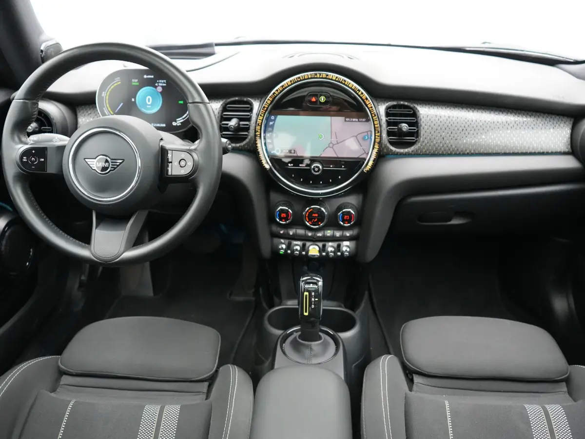 SE 33 kWh 184pk Dealer O.H | Panodak | Head Up | Camera | Harman / Kardon | Warmtepomp | Sportstoelen Verwarmd | Keyless | Apple Carplay | Sfeerverlichting | DAB | Virtual | Navigatie | 16"L
