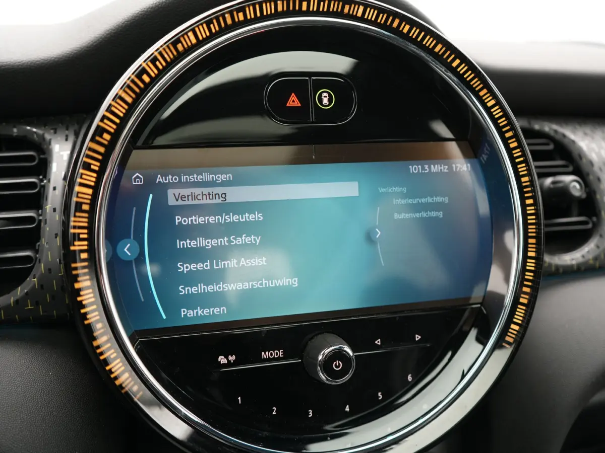 SE 33 kWh 184pk Dealer O.H | Panodak | Head Up | Camera | Harman / Kardon | Warmtepomp | Sportstoelen Verwarmd | Keyless | Apple Carplay | Sfeerverlichting | DAB | Virtual | Navigatie | 16"L