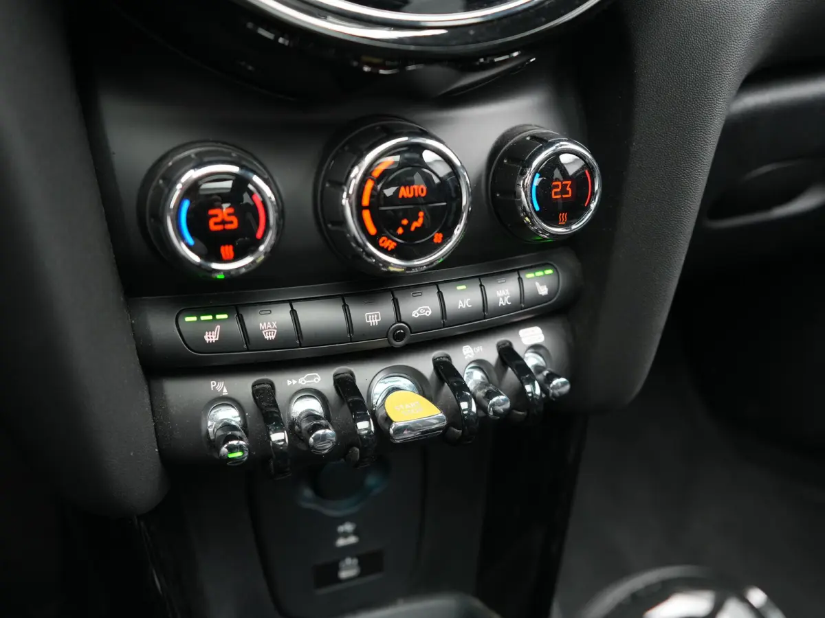 SE 33 kWh 184pk Dealer O.H | Panodak | Head Up | Camera | Harman / Kardon | Warmtepomp | Sportstoelen Verwarmd | Keyless | Apple Carplay | Sfeerverlichting | DAB | Virtual | Navigatie | 16"L