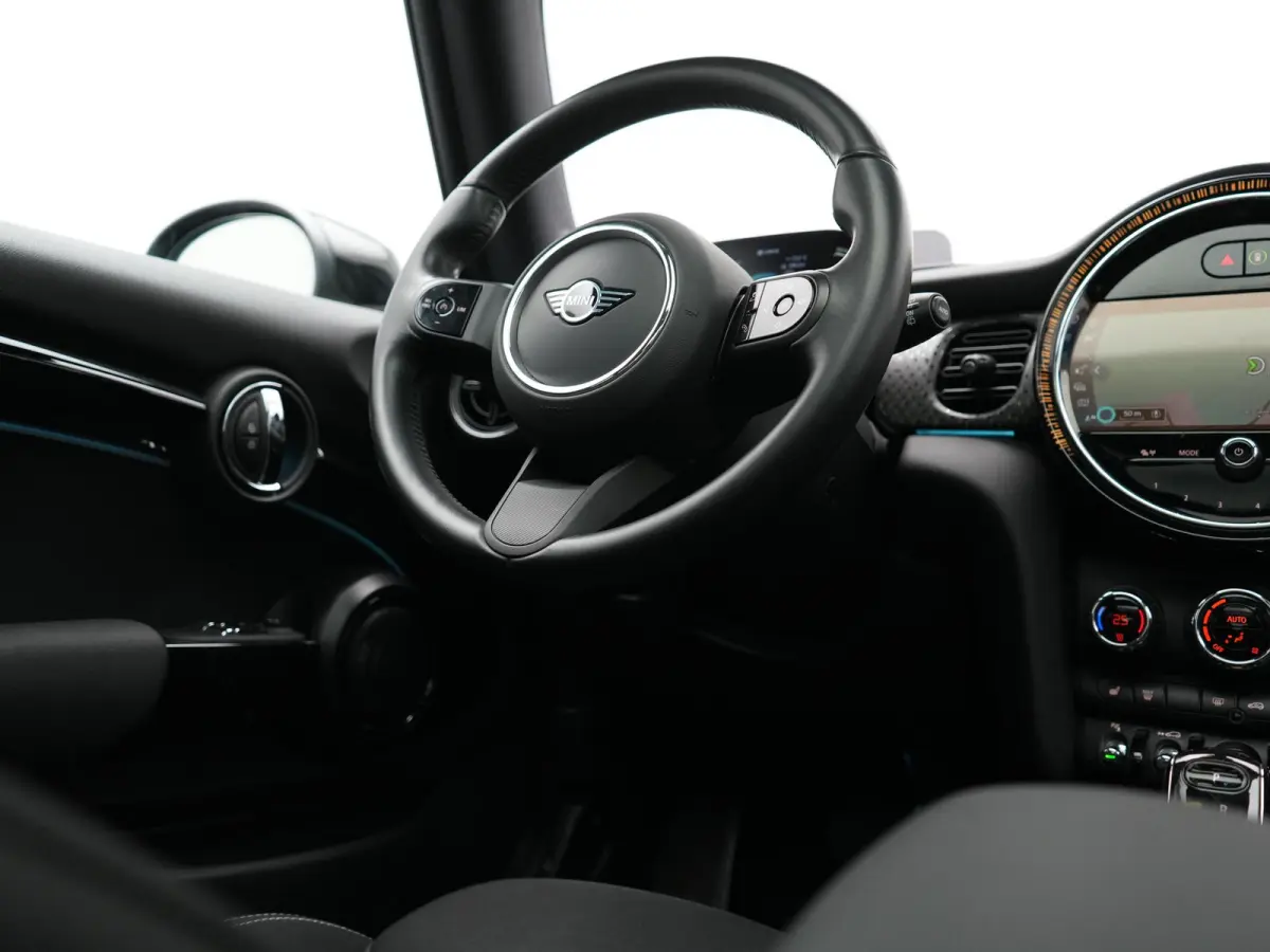 SE 33 kWh 184pk Dealer O.H | Panodak | Head Up | Camera | Harman / Kardon | Warmtepomp | Sportstoelen Verwarmd | Keyless | Apple Carplay | Sfeerverlichting | DAB | Virtual | Navigatie | 16"L