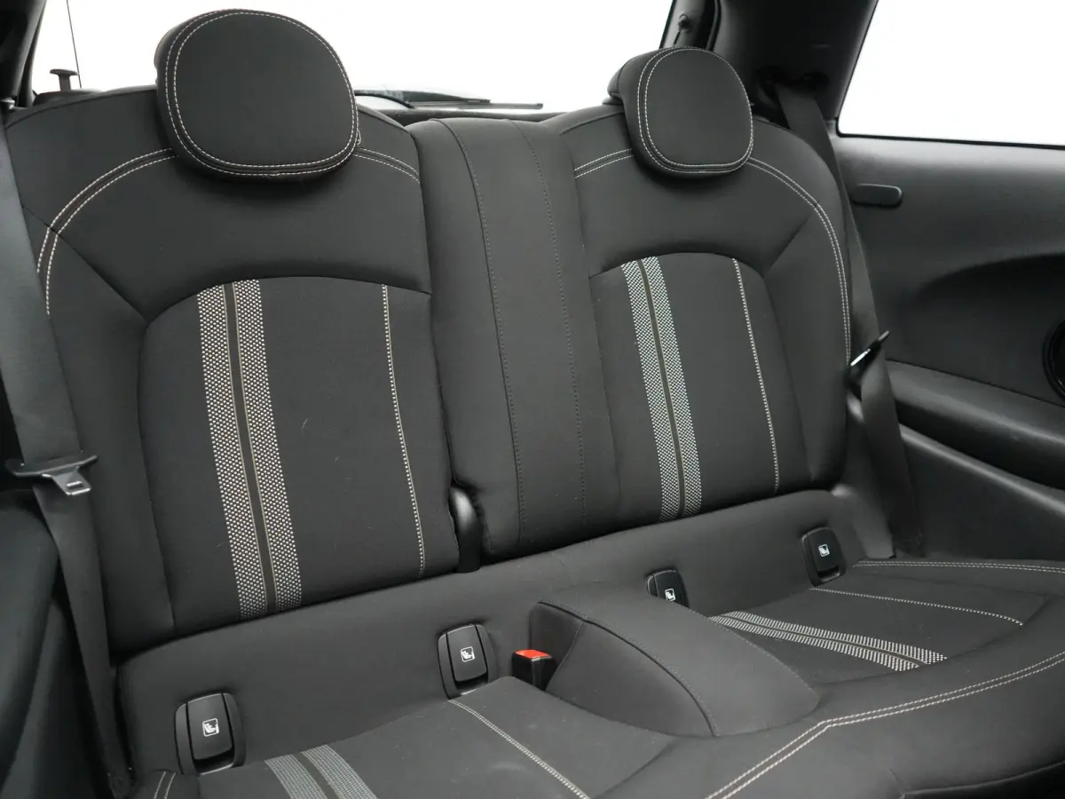SE 33 kWh 184pk Dealer O.H | Panodak | Head Up | Camera | Harman / Kardon | Warmtepomp | Sportstoelen Verwarmd | Keyless | Apple Carplay | Sfeerverlichting | DAB | Virtual | Navigatie | 16"L