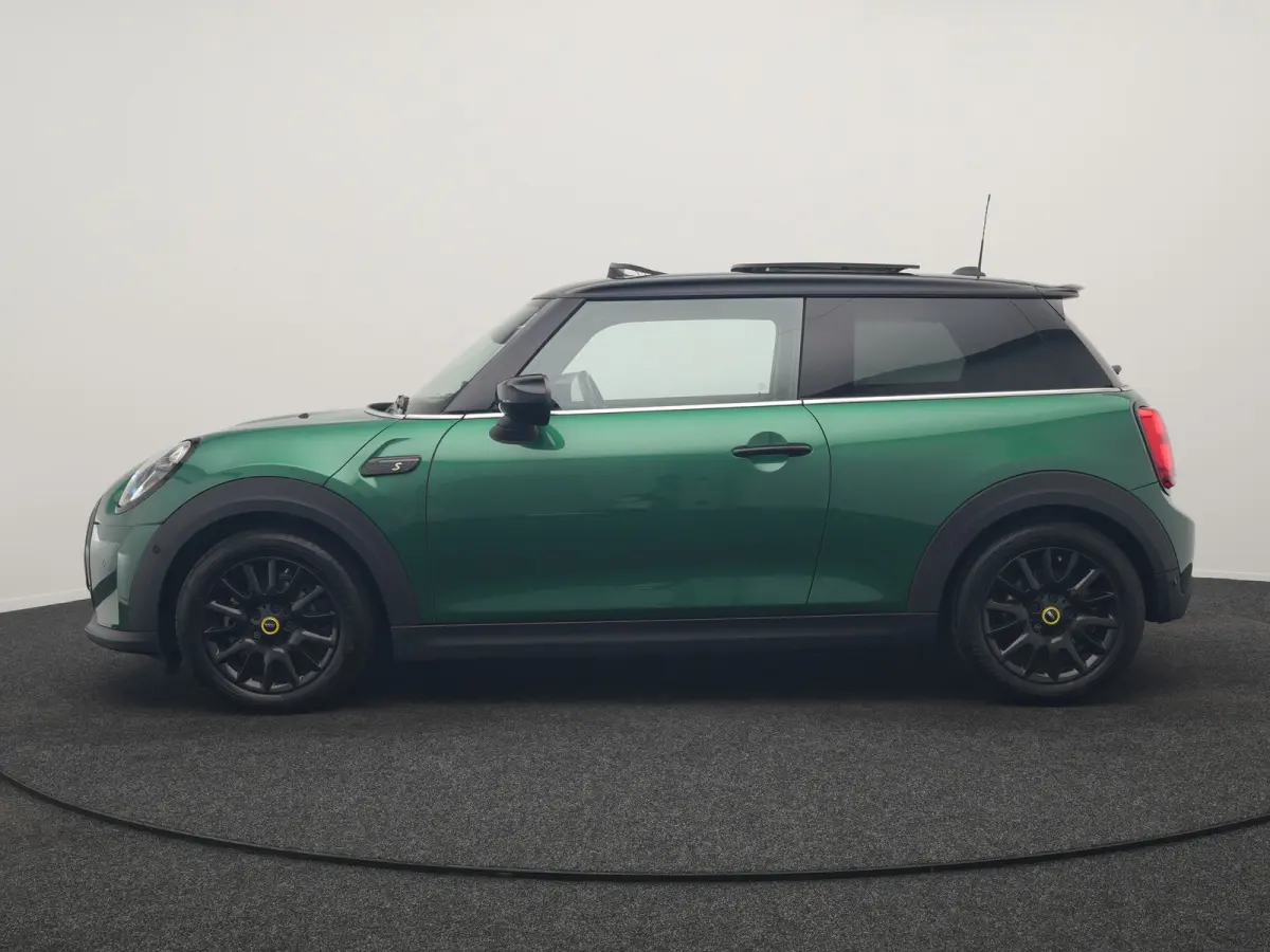 SE 33 kWh 184pk Dealer O.H | Panodak | Head Up | Camera | Harman / Kardon | Warmtepomp | Sportstoelen Verwarmd | Keyless | Apple Carplay | Sfeerverlichting | DAB | Virtual | Navigatie | 16"L