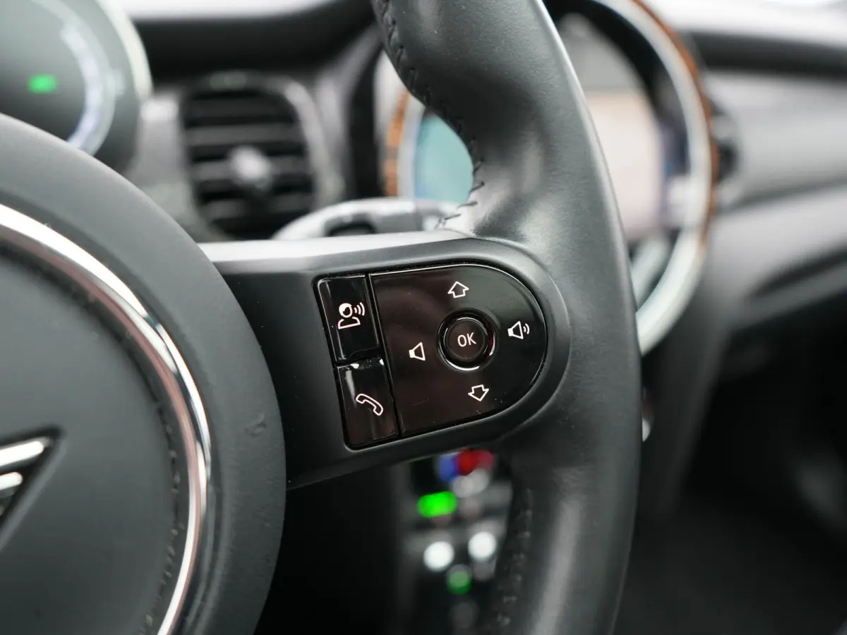 SE 33 kWh 184pk Dealer O.H | Panodak | Head Up | Camera | Harman / Kardon | Warmtepomp | Sportstoelen Verwarmd | Keyless | Apple Carplay | Sfeerverlichting | DAB | Virtual | Navigatie | 16"L