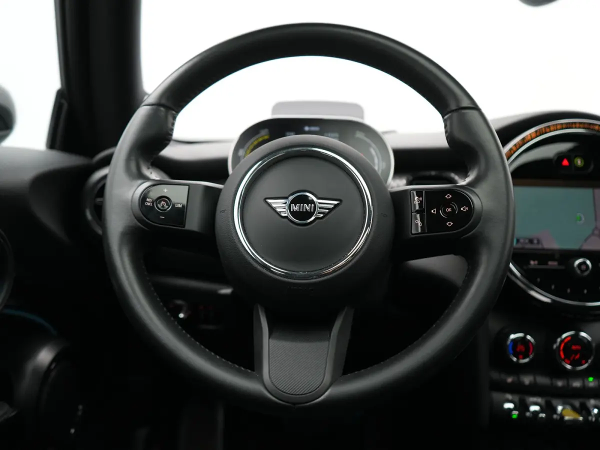 SE 33 kWh 184pk Dealer O.H | Panodak | Head Up | Camera | Harman / Kardon | Warmtepomp | Sportstoelen Verwarmd | Keyless | Apple Carplay | Sfeerverlichting | DAB | Virtual | Navigatie | 16"L