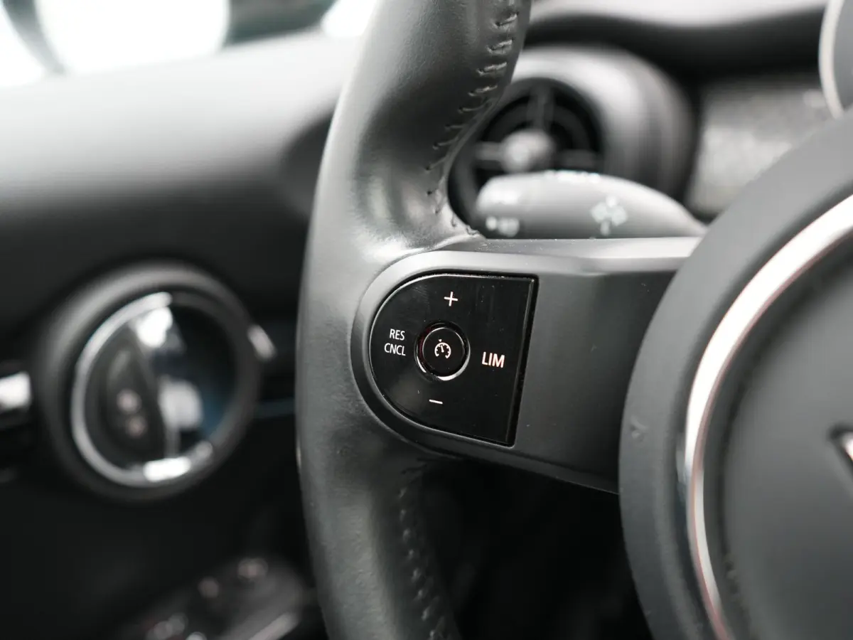 SE 33 kWh 184pk Dealer O.H | Panodak | Head Up | Camera | Harman / Kardon | Warmtepomp | Sportstoelen Verwarmd | Keyless | Apple Carplay | Sfeerverlichting | DAB | Virtual | Navigatie | 16"L