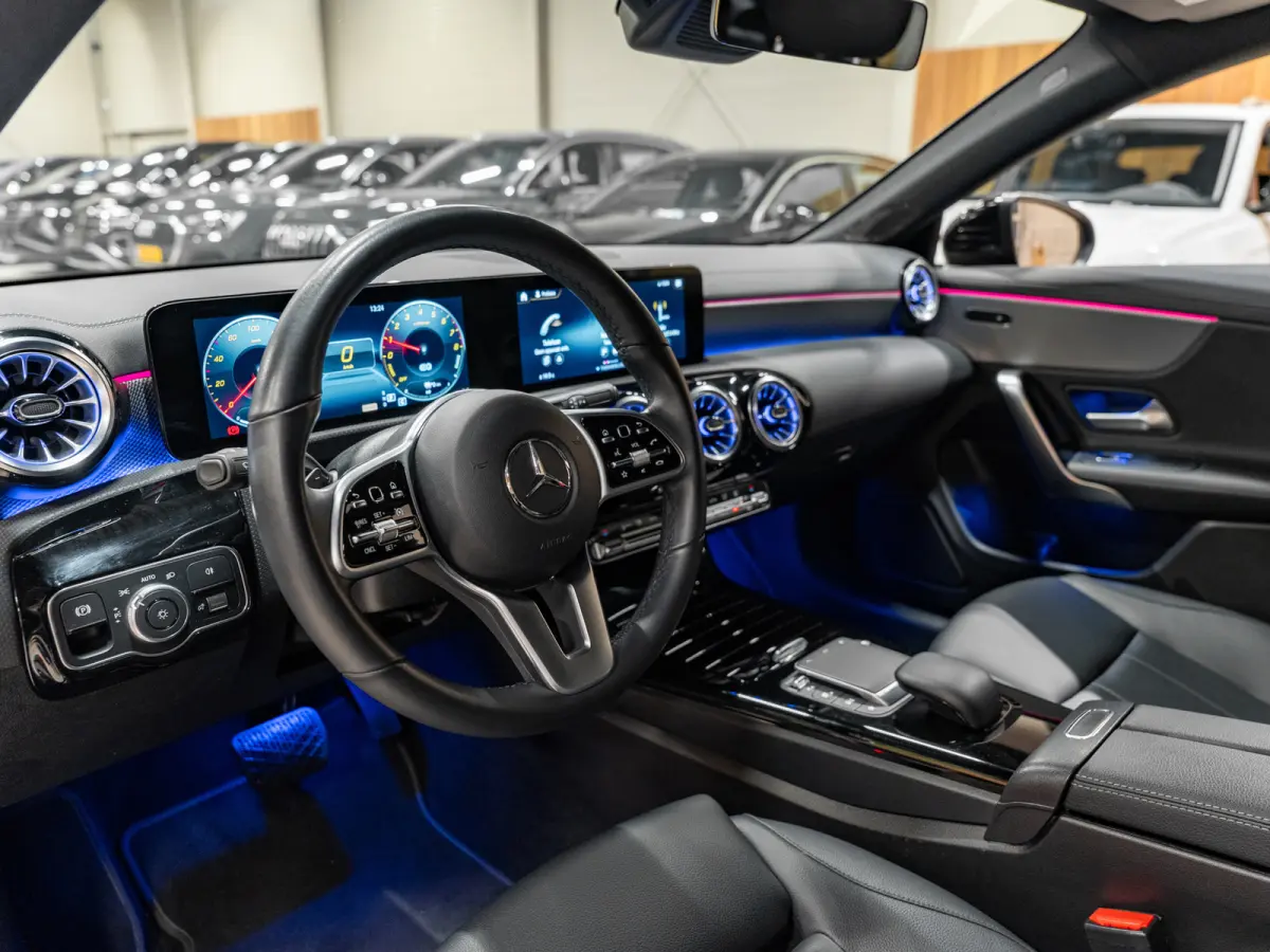 250 e Luxury Line, AMG 18" Velg, Voll Led, Night Pakket, Wide Screen, Ambiënte Light, Leder, PDC