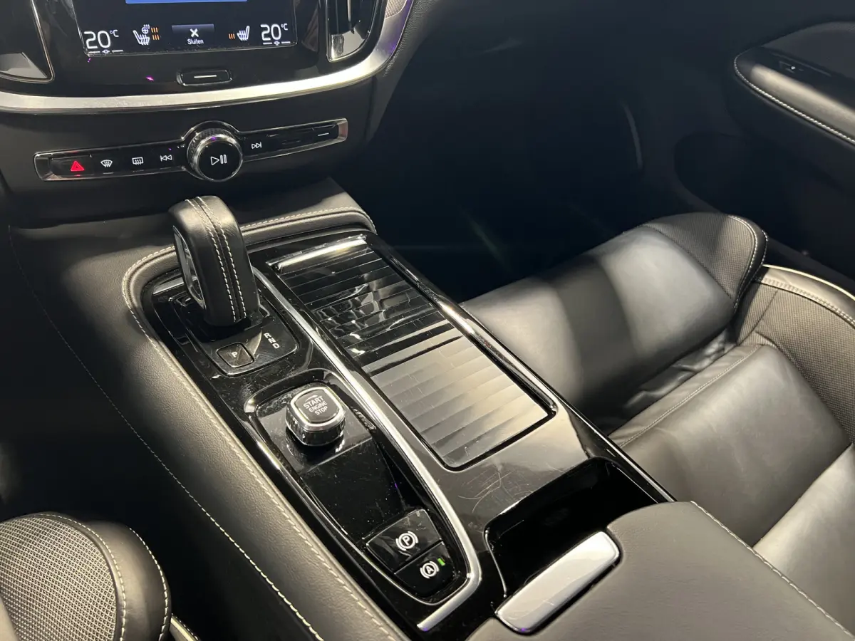 2.0 T8 Recharge AWD R-Design | Navigatie/Android/Apple Carplay | LM Velgen 18" | Cruise Control Adaptief | Stoel/stuur Verwarming |