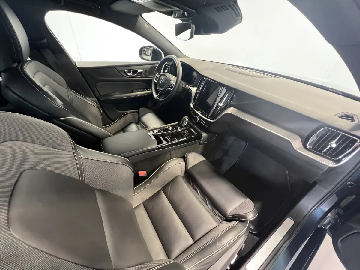 2.0 T8 Recharge AWD R-Design | Navigatie/Android/Apple Carplay | LM Velgen 18" | Cruise Control Adaptief | Stoel/stuur Verwarming |