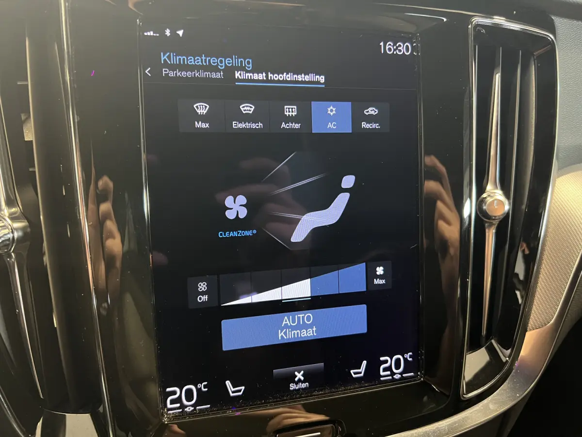 2.0 T8 Recharge AWD R-Design | Navigatie/Android/Apple Carplay | LM Velgen 18" | Cruise Control Adaptief | Stoel/stuur Verwarming |