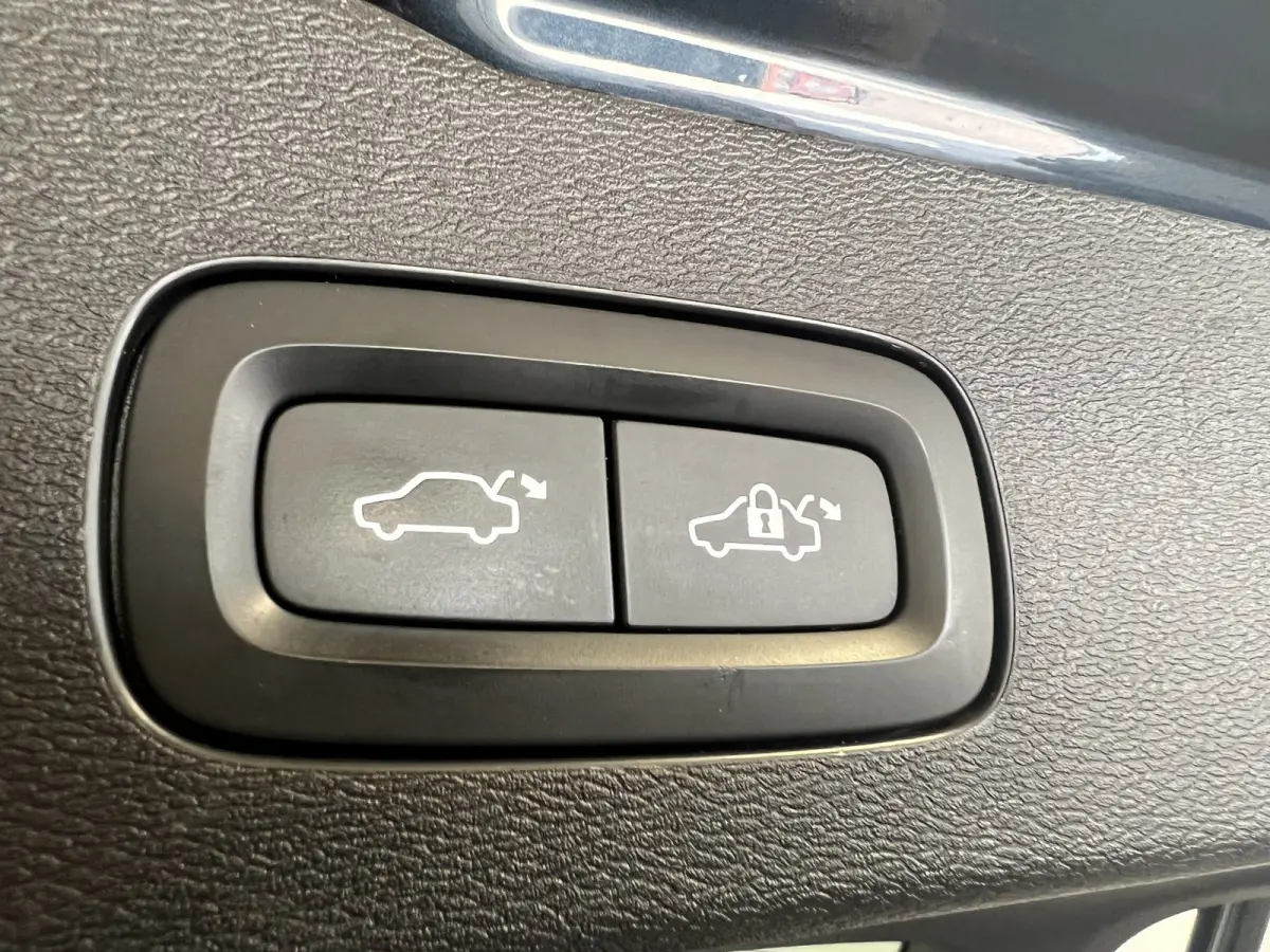 2.0 T8 Recharge AWD R-Design | Navigatie/Android/Apple Carplay | LM Velgen 18" | Cruise Control Adaptief | Stoel/stuur Verwarming |