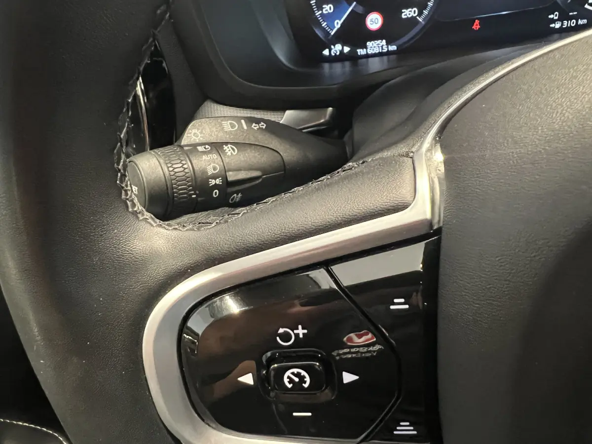 2.0 T8 Recharge AWD R-Design | Navigatie/Android/Apple Carplay | LM Velgen 18" | Cruise Control Adaptief | Stoel/stuur Verwarming |