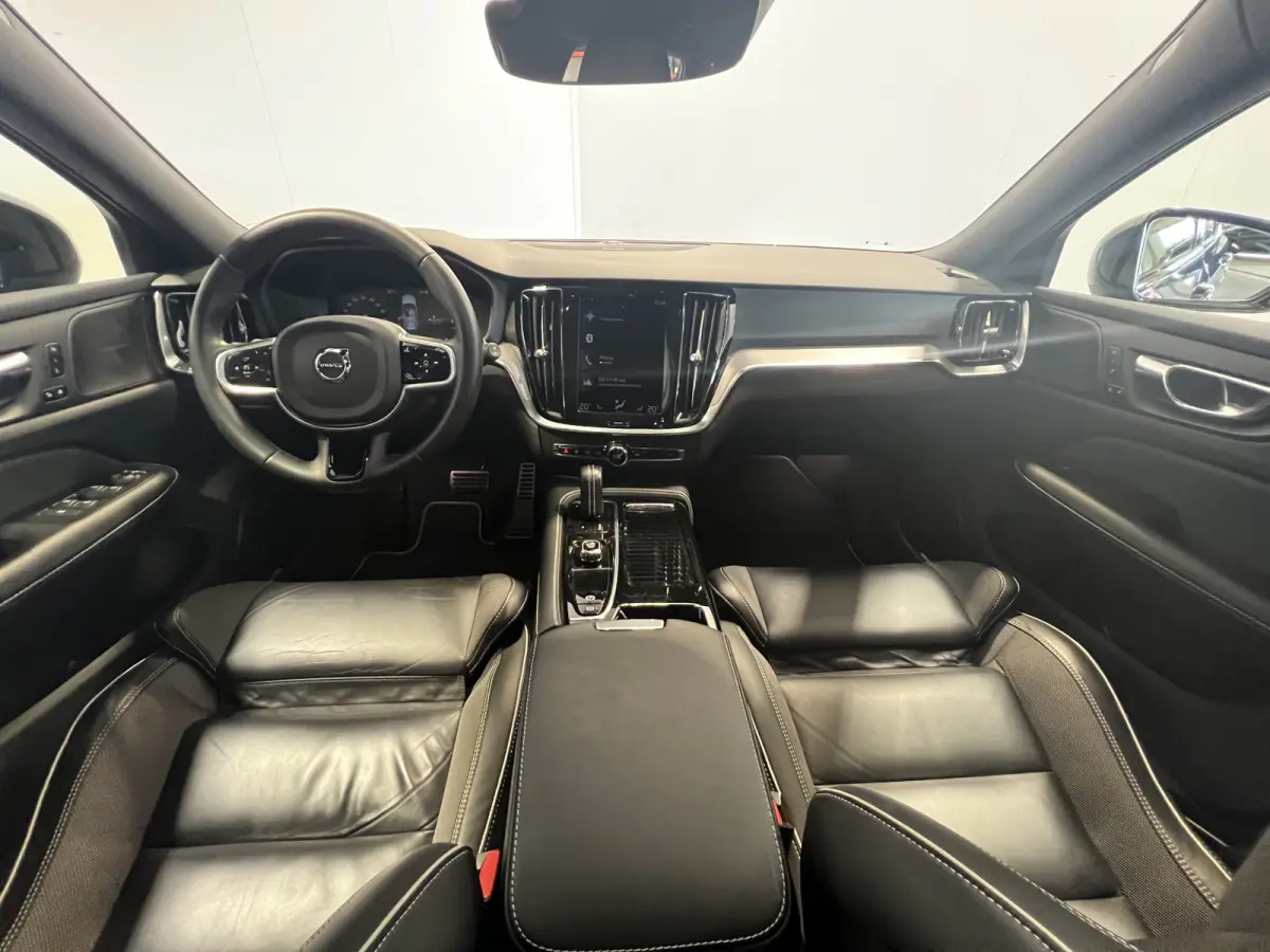2.0 T8 Recharge AWD R-Design | Navigatie/Android/Apple Carplay | LM Velgen 18" | Cruise Control Adaptief | Stoel/stuur Verwarming |