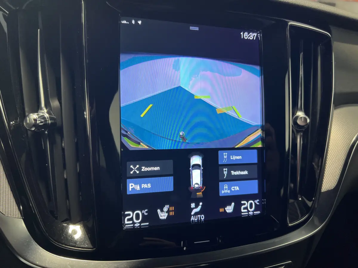 2.0 T8 Recharge AWD R-Design | Navigatie/Android/Apple Carplay | LM Velgen 18" | Cruise Control Adaptief | Stoel/stuur Verwarming |