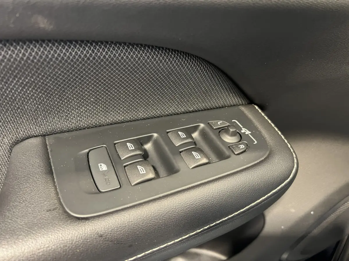 2.0 T8 Recharge AWD R-Design | Navigatie/Android/Apple Carplay | LM Velgen 18" | Cruise Control Adaptief | Stoel/stuur Verwarming |