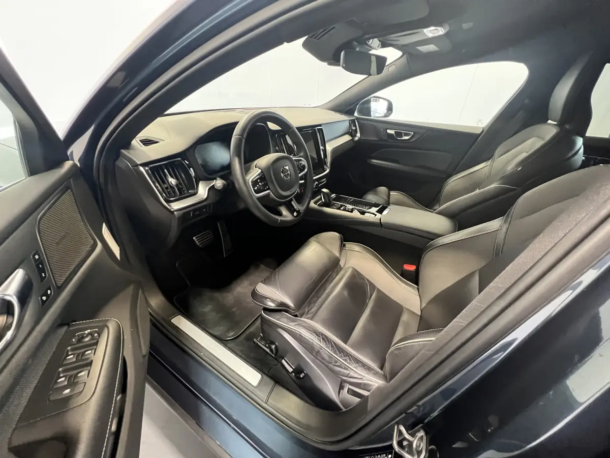 2.0 T8 Recharge AWD R-Design | Navigatie/Android/Apple Carplay | LM Velgen 18" | Cruise Control Adaptief | Stoel/stuur Verwarming |