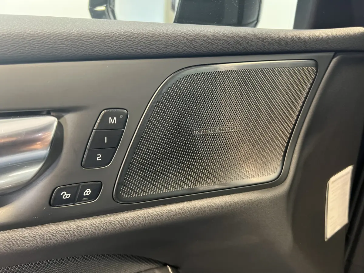 2.0 T8 Recharge AWD R-Design | Navigatie/Android/Apple Carplay | LM Velgen 18" | Cruise Control Adaptief | Stoel/stuur Verwarming |