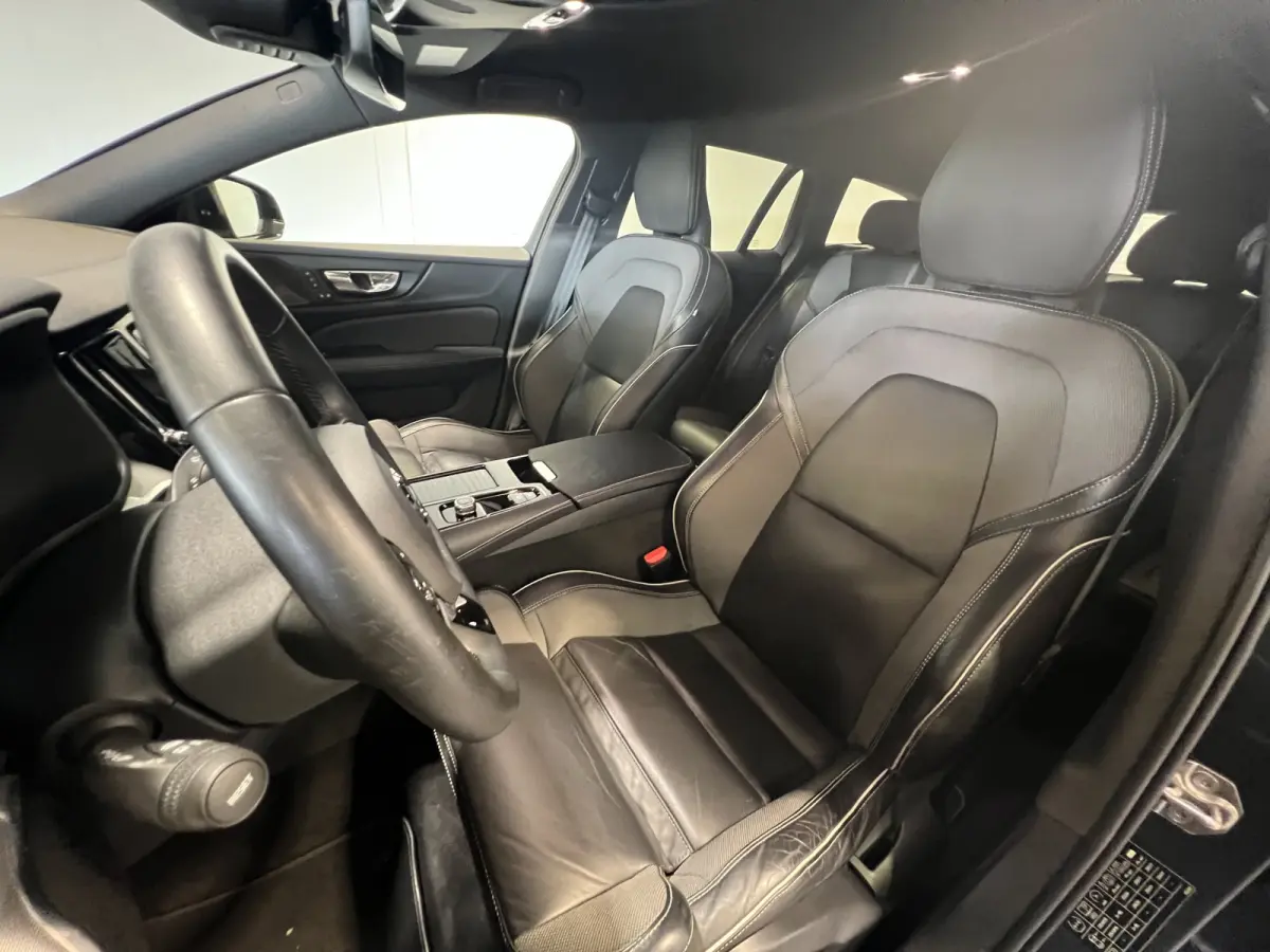 2.0 T8 Recharge AWD R-Design | Navigatie/Android/Apple Carplay | LM Velgen 18" | Cruise Control Adaptief | Stoel/stuur Verwarming |