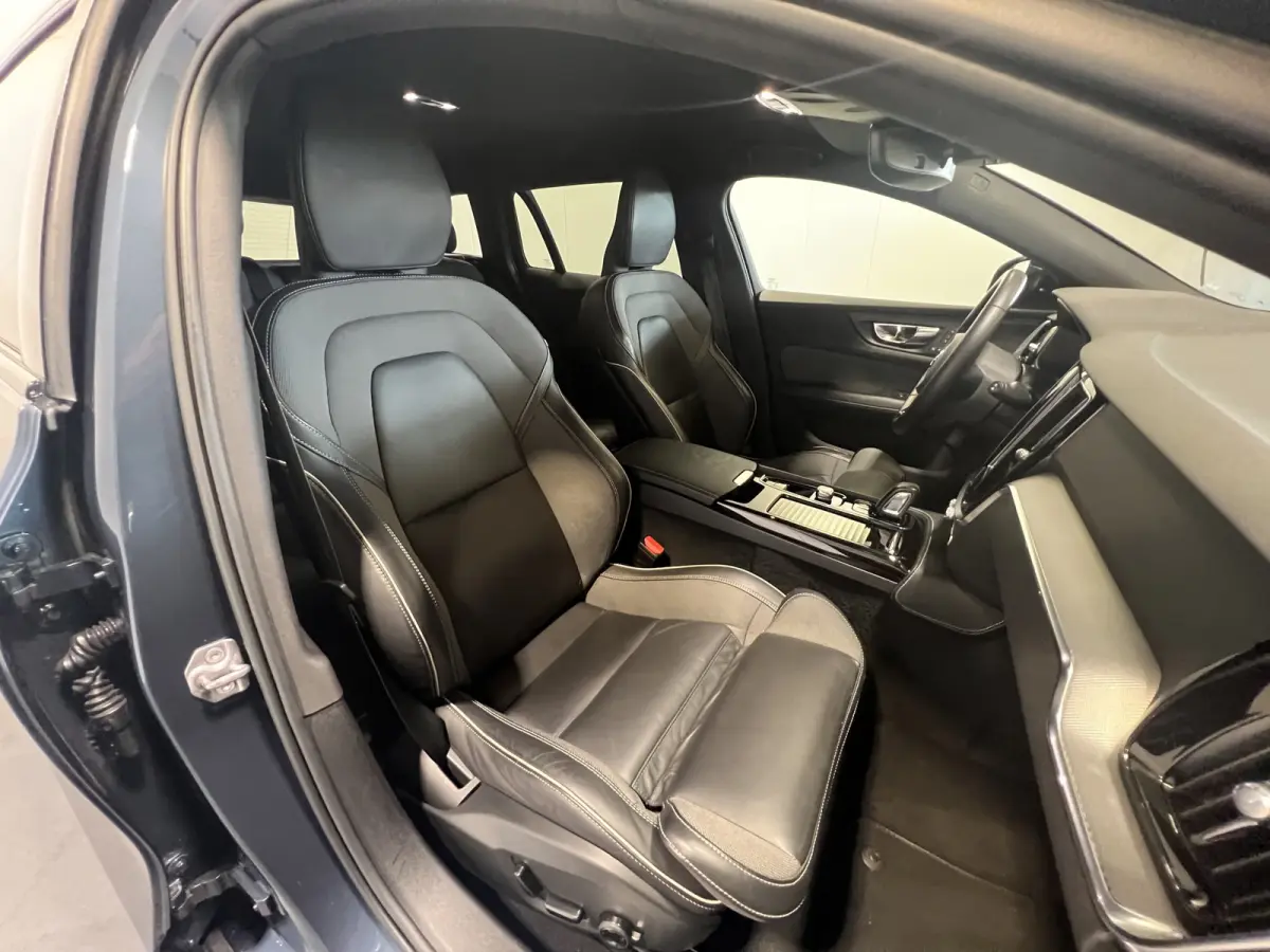 2.0 T8 Recharge AWD R-Design | Navigatie/Android/Apple Carplay | LM Velgen 18" | Cruise Control Adaptief | Stoel/stuur Verwarming |