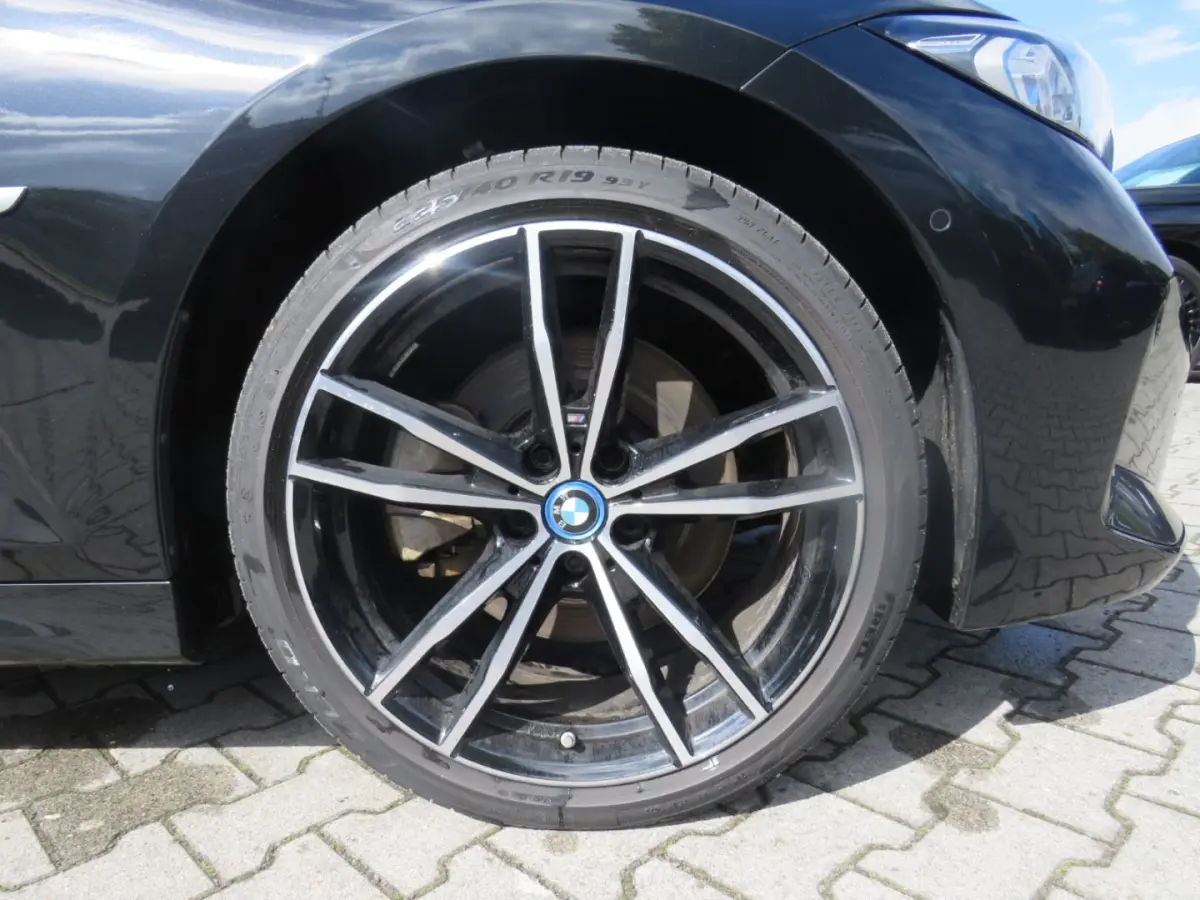 330e M-SPORT (LCI) ** LED, PANO, TREKH, H&K SOUND, HuD, 19-inch LMV ** UNFALLFREI - Vol. BMW Onderh. ** * INFORMEER OOK NAAR ONZE AANTREKKELIJKE FINANCIAL-LEASE TARIEVEN **