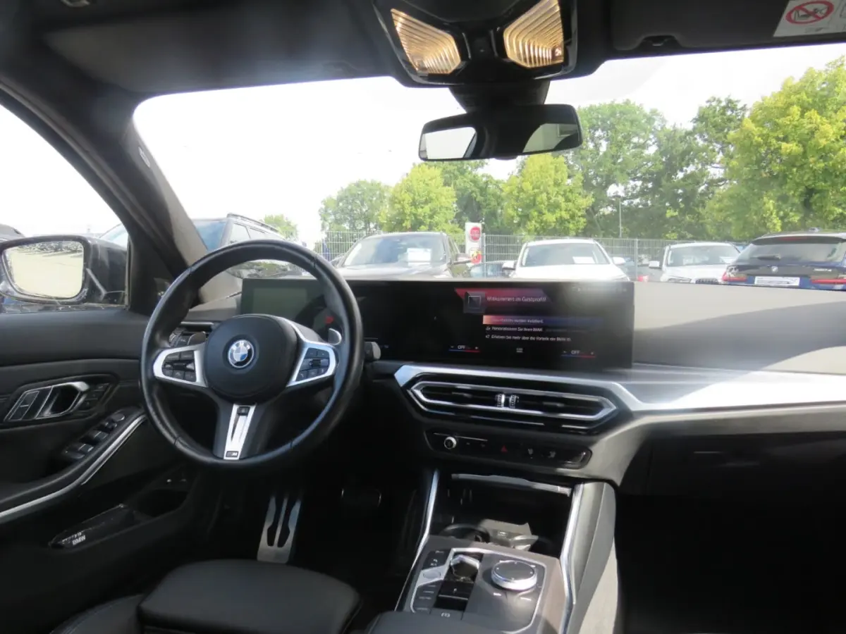 330e M-SPORT (LCI) ** LED, PANO, TREKH, H&K SOUND, HuD, 19-inch LMV ** UNFALLFREI - Vol. BMW Onderh. ** * INFORMEER OOK NAAR ONZE AANTREKKELIJKE FINANCIAL-LEASE TARIEVEN **
