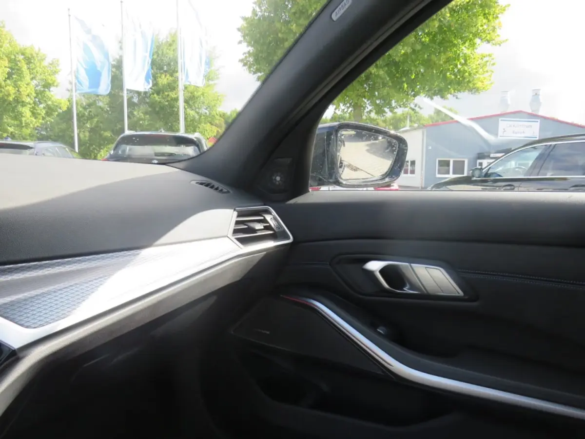 330e M-SPORT (LCI) ** LED, PANO, TREKH, H&K SOUND, HuD, 19-inch LMV ** UNFALLFREI - Vol. BMW Onderh. ** * INFORMEER OOK NAAR ONZE AANTREKKELIJKE FINANCIAL-LEASE TARIEVEN **