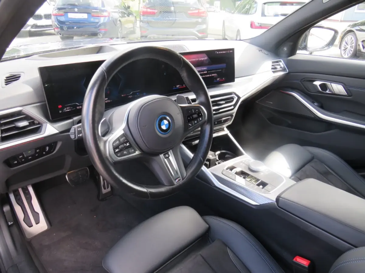 330e M-SPORT (LCI) ** LED, PANO, TREKH, H&K SOUND, HuD, 19-inch LMV ** UNFALLFREI - Vol. BMW Onderh. ** * INFORMEER OOK NAAR ONZE AANTREKKELIJKE FINANCIAL-LEASE TARIEVEN **