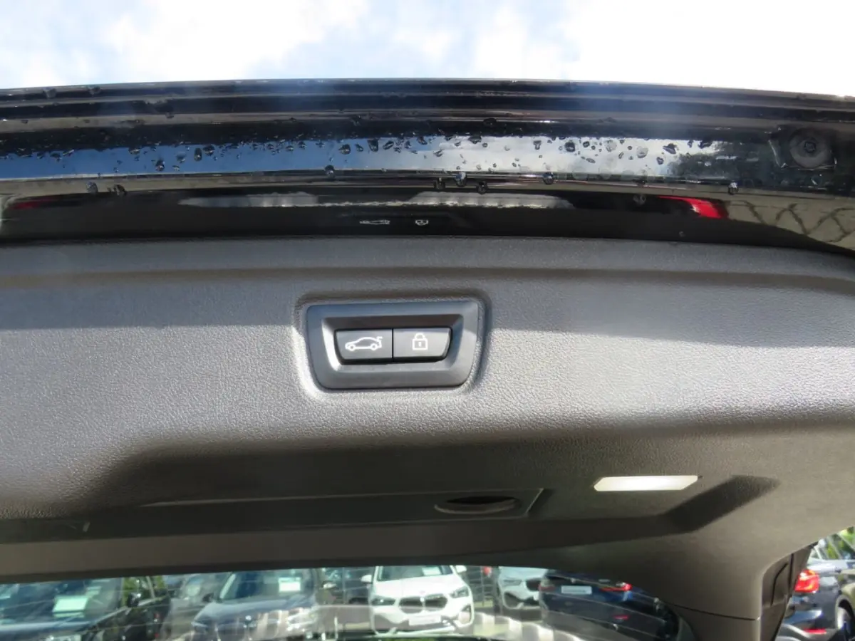330e M-SPORT (LCI) ** LED, PANO, TREKH, H&K SOUND, HuD, 19-inch LMV ** UNFALLFREI - Vol. BMW Onderh. ** * INFORMEER OOK NAAR ONZE AANTREKKELIJKE FINANCIAL-LEASE TARIEVEN **