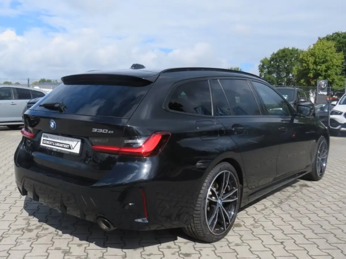 330e M-SPORT (LCI) ** LED, PANO, TREKH, H&K SOUND, HuD, 19-inch LMV ** UNFALLFREI - Vol. BMW Onderh. ** * INFORMEER OOK NAAR ONZE AANTREKKELIJKE FINANCIAL-LEASE TARIEVEN **