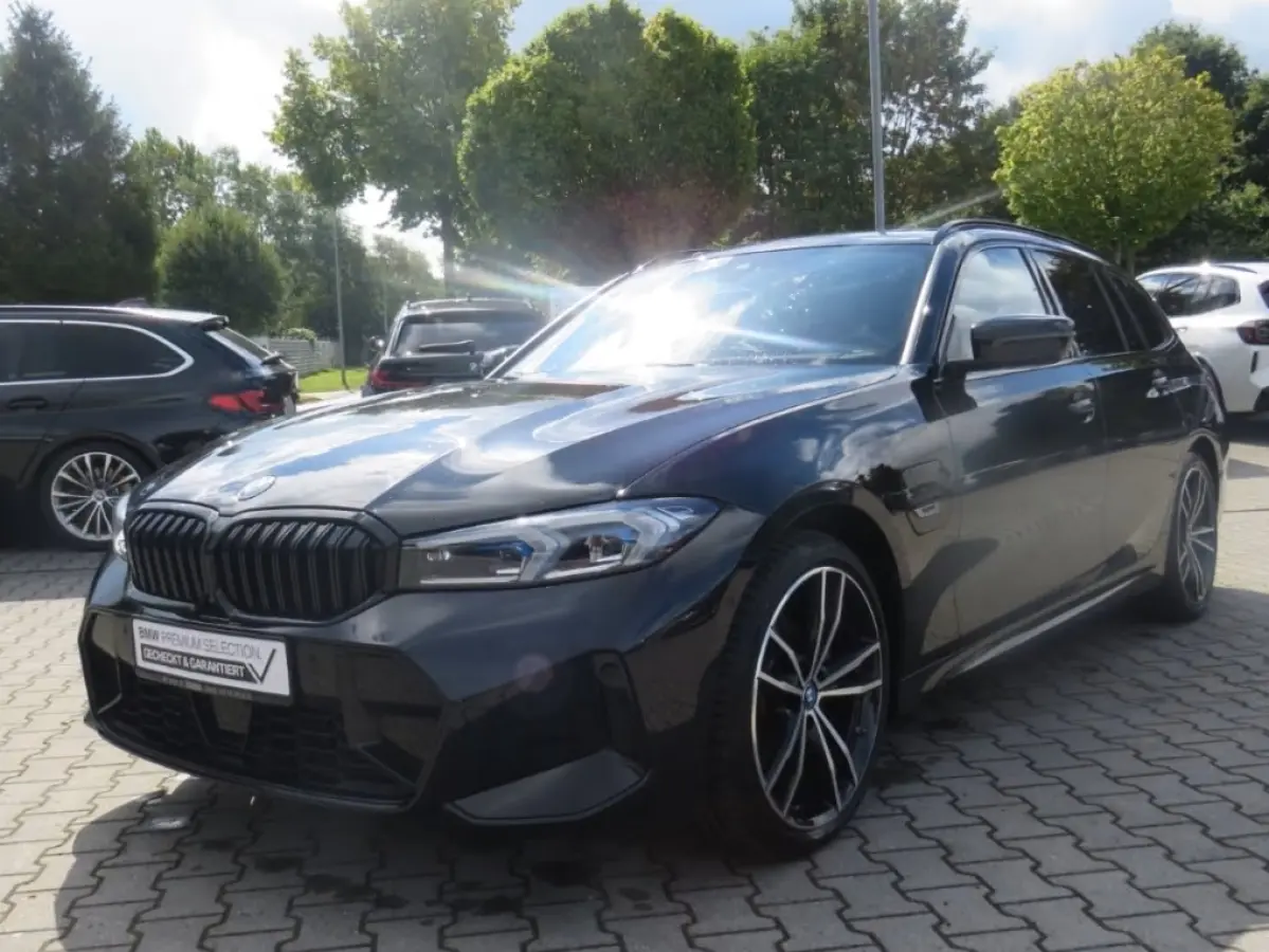 330e M-SPORT (LCI) ** LED, PANO, TREKH, H&K SOUND, HuD, 19-inch LMV ** UNFALLFREI - Vol. BMW Onderh. ** * INFORMEER OOK NAAR ONZE AANTREKKELIJKE FINANCIAL-LEASE TARIEVEN **