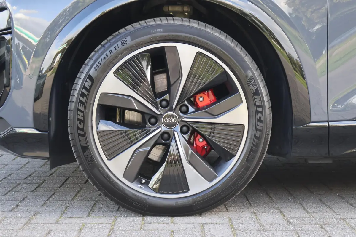 388pk Advanced edition 100 kWh | Panoramadak | Luchtvering | Bang & Olufsen 3D | Head-up display | Voor + Achterbankverwarming | 360 Graden Camera