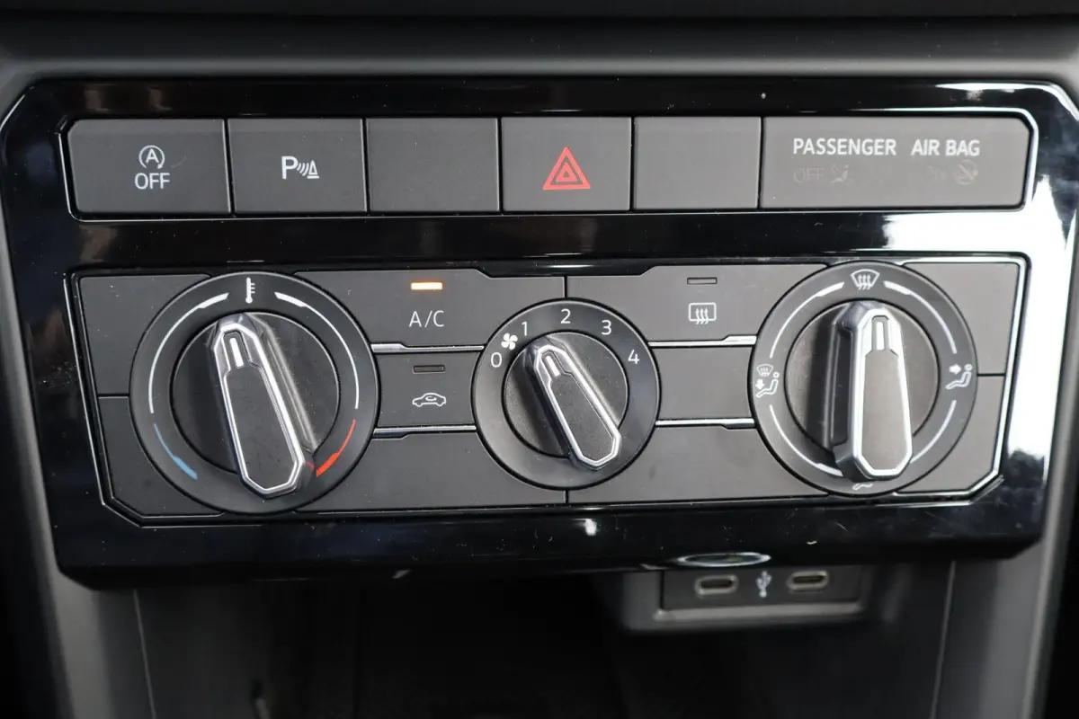 1.0 TSI 95pk Life | Airconditioning | All Season Banden | Navigatiesysteem | Apple Carplay & Android Auto