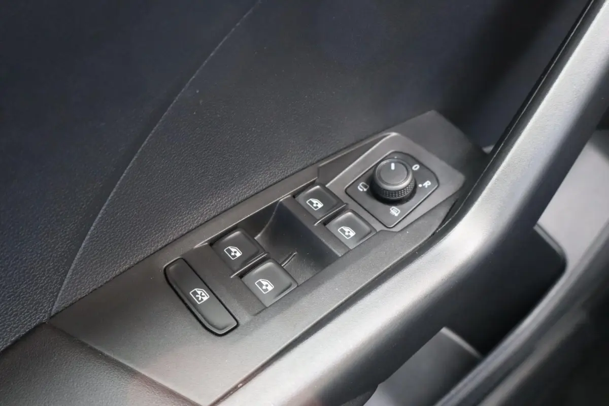 1.0 TSI 95pk Life | Airconditioning | All Season Banden | Navigatiesysteem | Apple Carplay & Android Auto