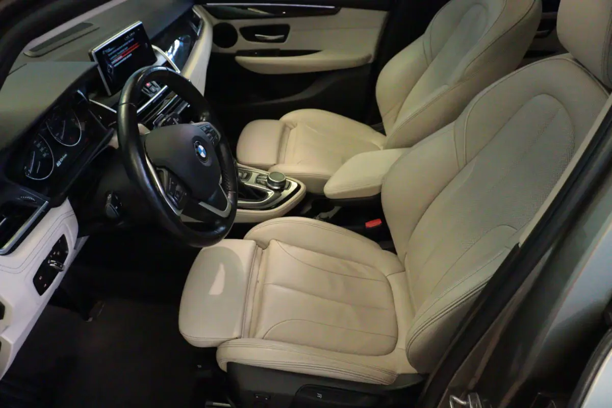 225xe iPerformance High Executive | NAVI | CAMERA + PDC | SCHUIF / KANTELDAK | LEER | HEAD-UP |